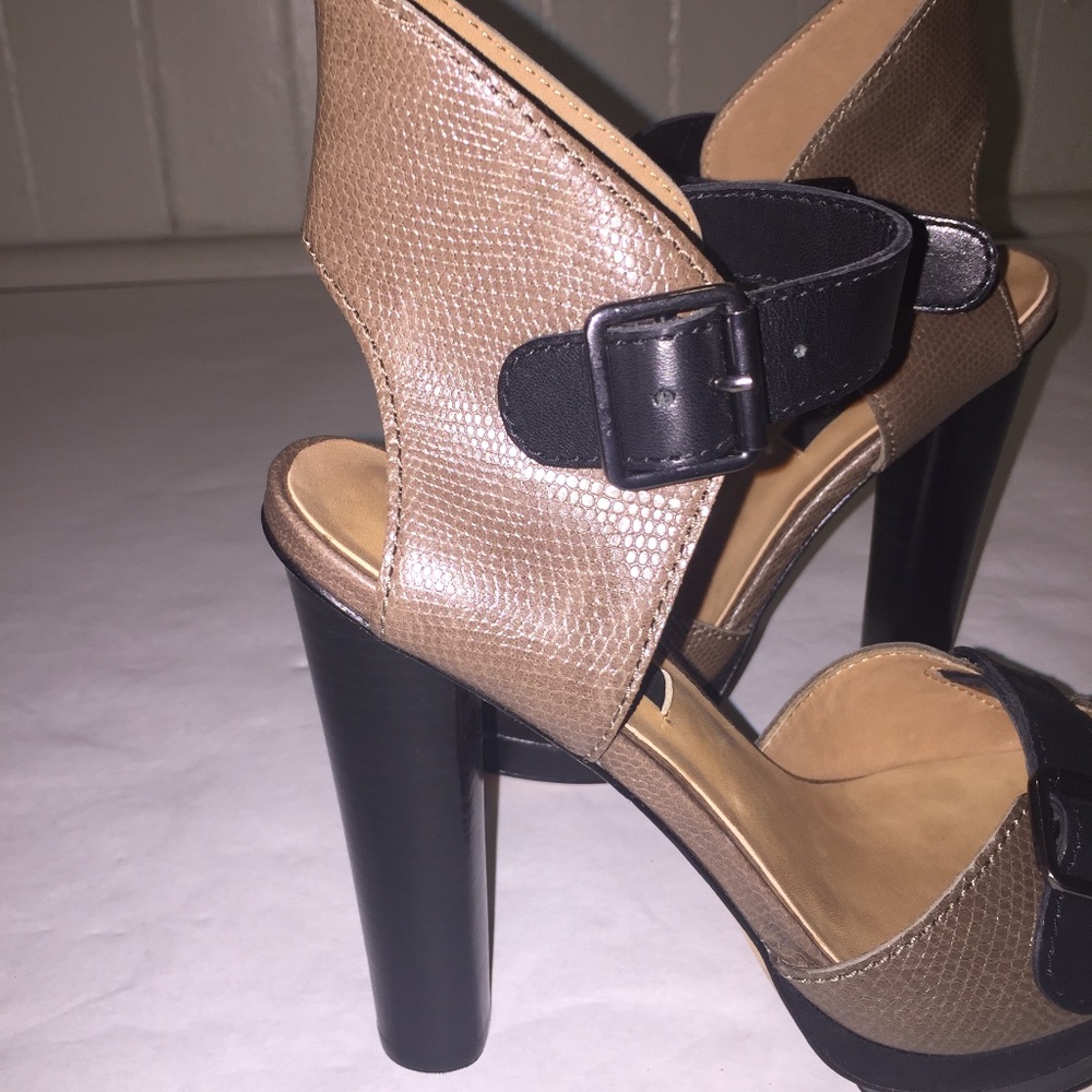 New 5" two toned tan and black Ann Taylor Heels - Picture 2 of 10